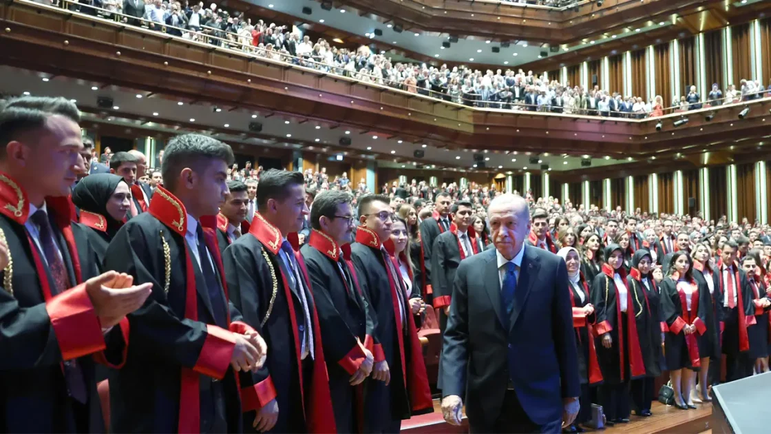 Adalet Gecikir, Belki Hiç Gelmez