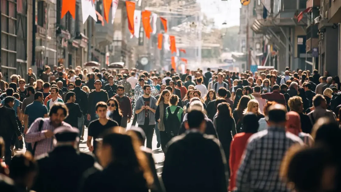 Türk İnsanı İçin Post-Modern Bir Labirent Değişen Demografi, Küçülen Mekân ve Yankı Odaları